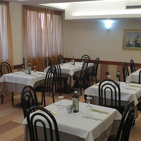 Albergo Ristorante Il Delfino Novara Exterior photo