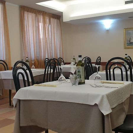 Albergo Ristorante Il Delfino Novara Exterior photo