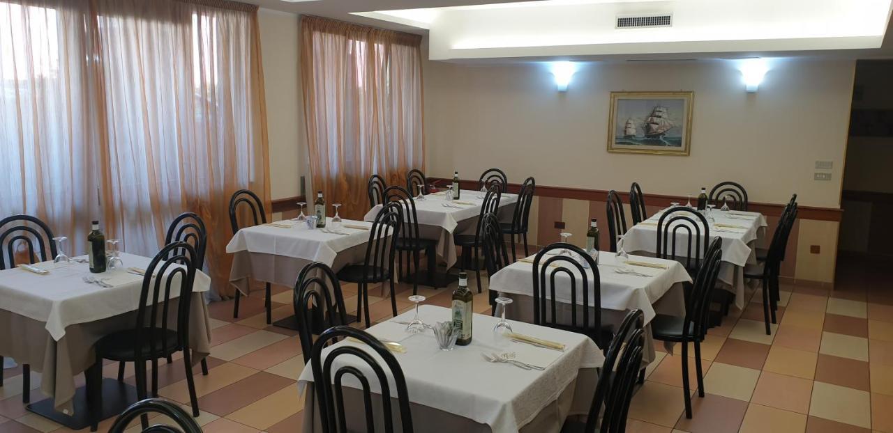Albergo Ristorante Il Delfino Novara Exterior photo