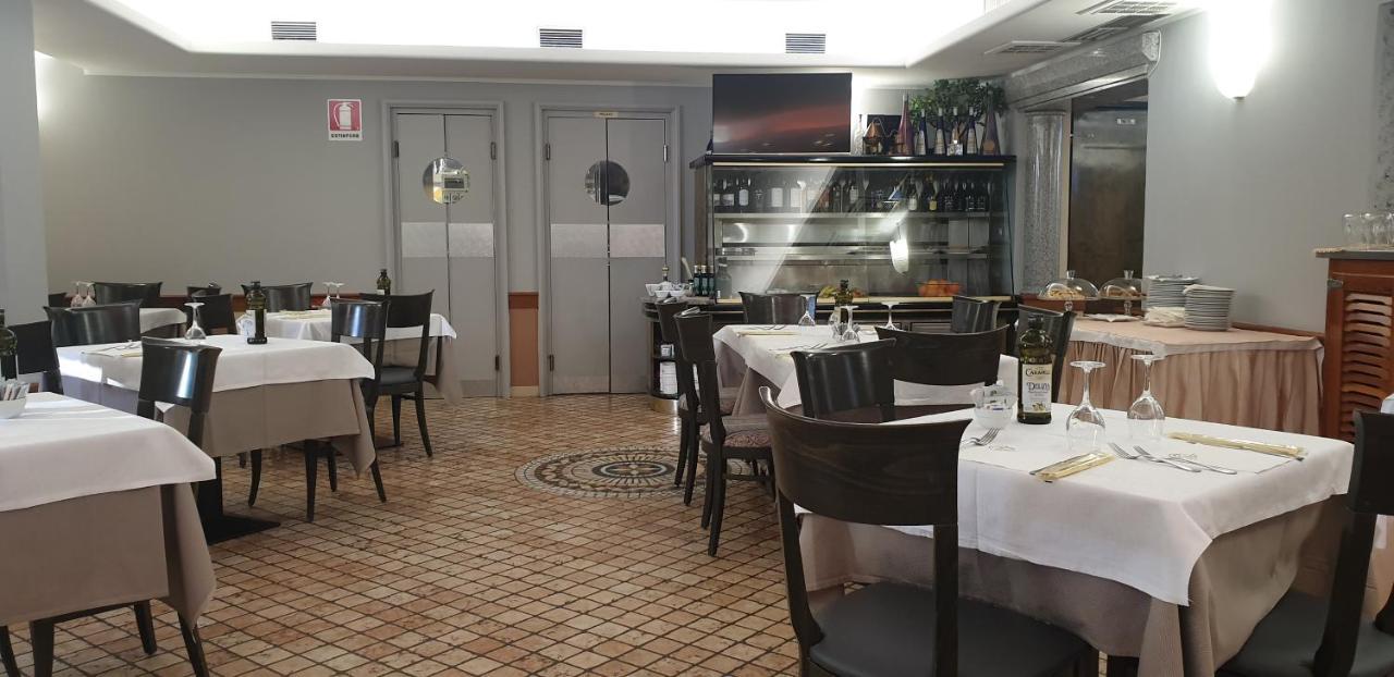 Albergo Ristorante Il Delfino Novara Exterior photo